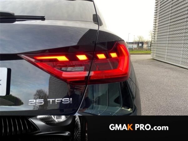 Audi A1 ii 25 tfsi 95 ch s tronic 7 avus