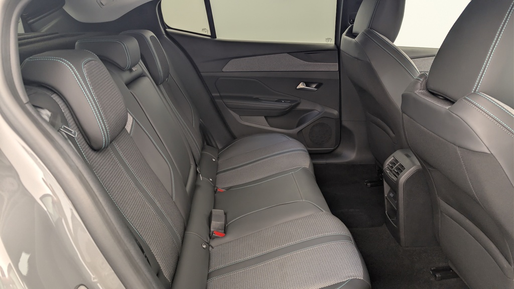 Peugeot 408 Hybrid 136 e-DCS6 Allure